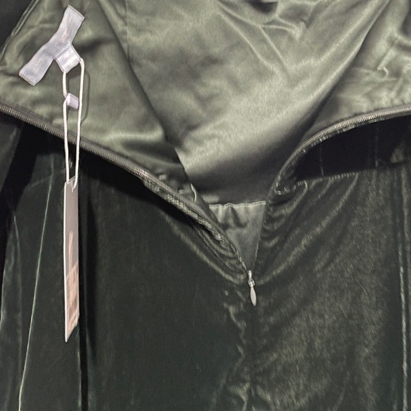 NWT Antonio Melani MacKenzie
Square Neck Long Sleeve Velvet
A-Line Midi … - Picture 5 of 5